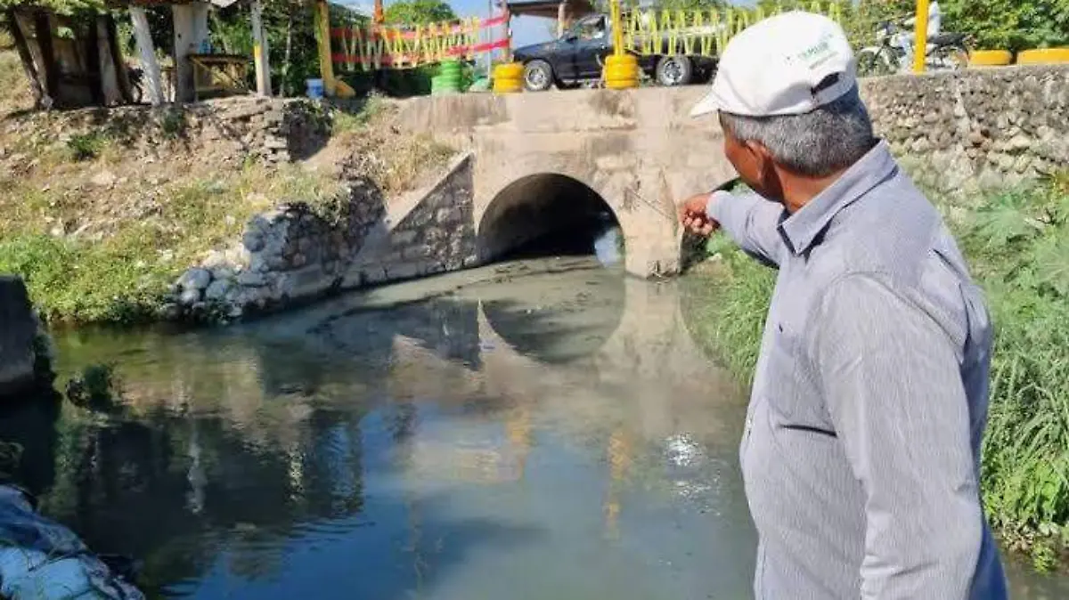 persona en planta de tratamiento de aguas residuales